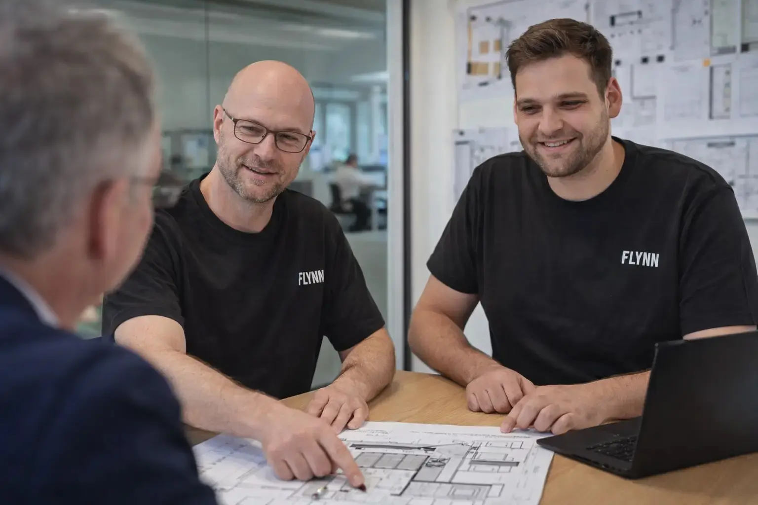 Beratungsgespräch zur Planung maßgefertigter Lofttüren mit Kunden